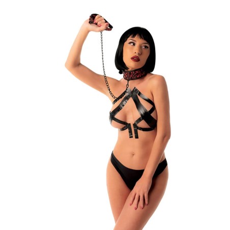 seksowna kobieta z obrożą i smyczą bdsm