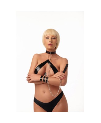 seksowna kobieta z obroza i smycza bdsm