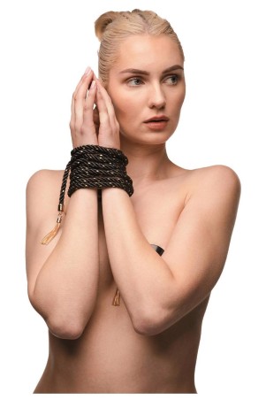 Seksowna kobieta skrępowana sznurem