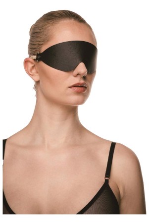 GUILTY PLEASURE BOUDOIR PEARL BINDFOLD - Piękna kobieta z opaską na oczach