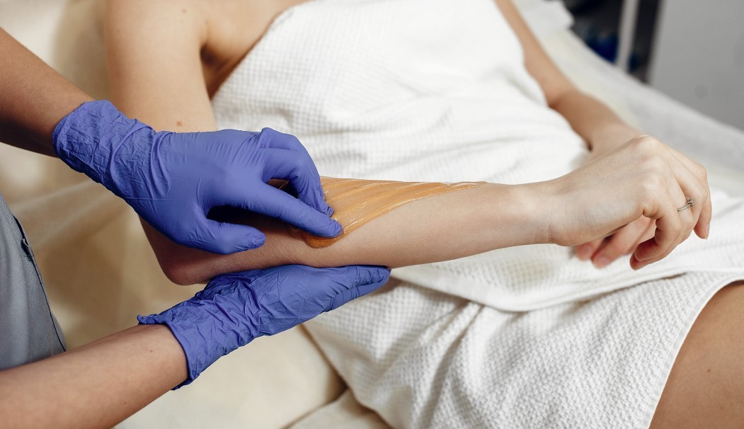 Depilacja woskiem przed stosunkiem: komfort czy dyskomfort?