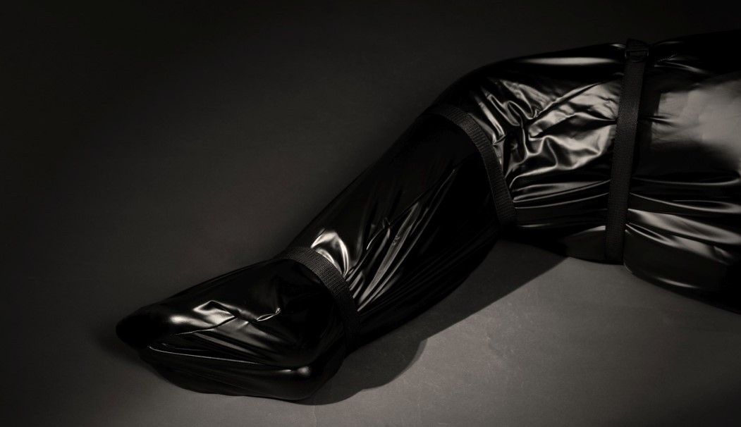 Mumifikacja w BDSM: Bezpieczne praktyki, techniki i psychologiczne aspekty