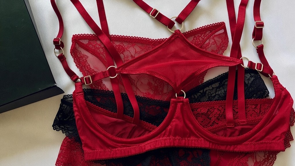 Peek-a-boo bra – co to znaczy? Biustonosz peekaboo