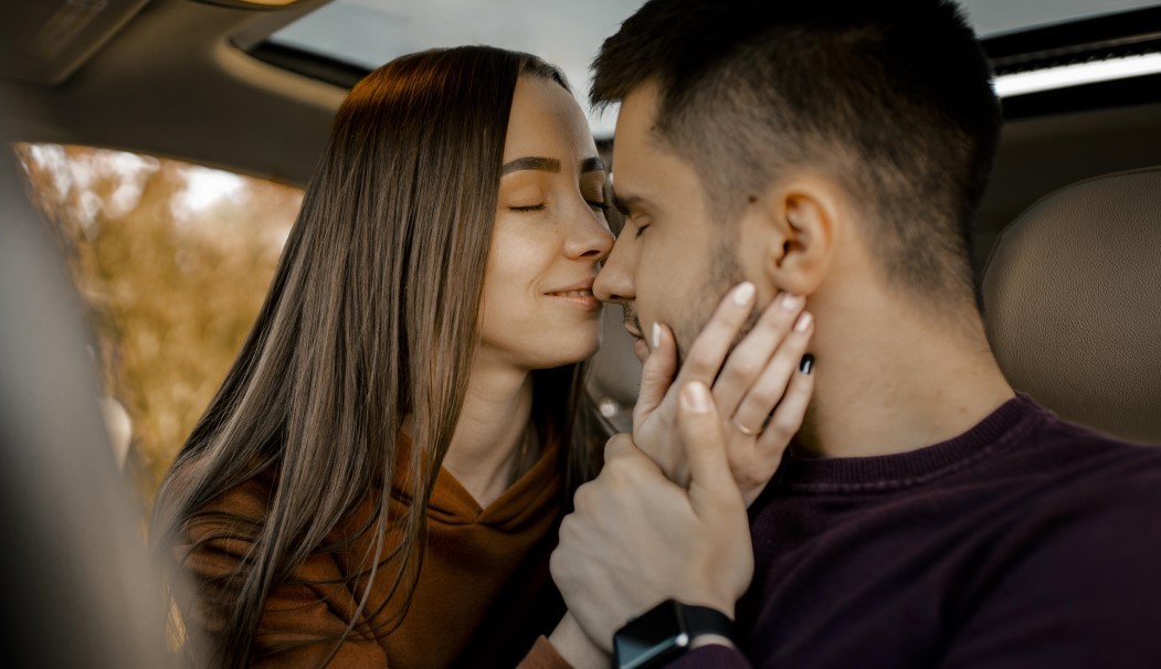Seks w samochodzie – czy to naprawdę przyjemne doświadczenie?