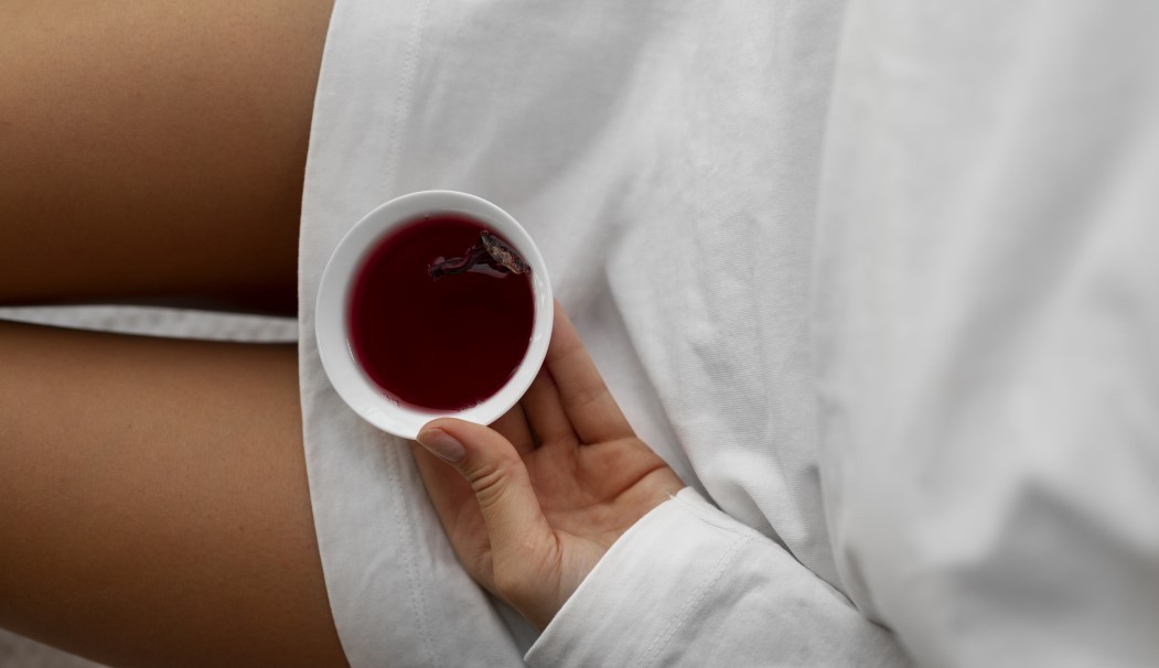 Czarna krew podczas okresu: przyczyny, objawy i kiedy zgłosić się do lekarza