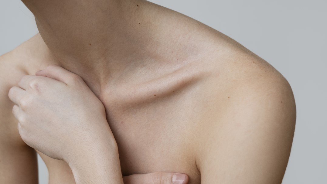 Włosy na sutkach – czy to normalne? Przyczyny, diagnostyka i sposoby postępowania