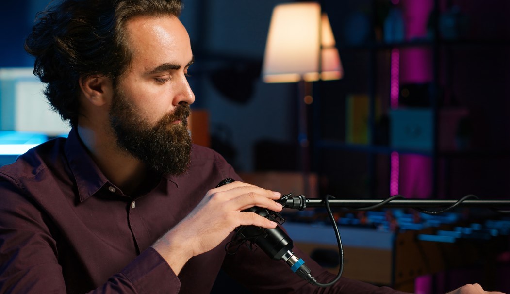 ASMR w erotyce: techniki, twórcy i wpływ na zmysły