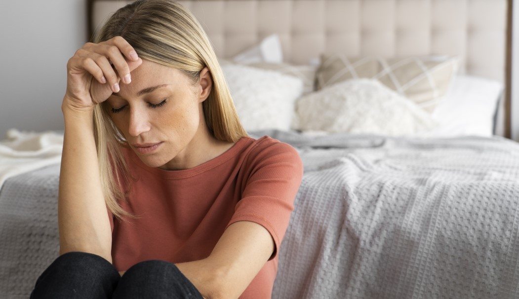 Mdłości podczas i przed okresem: przyczyny, objawy i sposoby łagodzenia