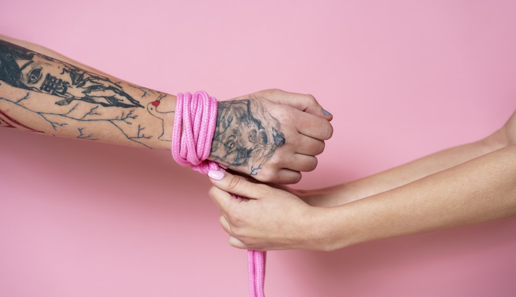 Zmysłowe krępowanie – jak bondage potęguje napięcie i przyjemność?